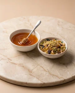 عسل ومكسرات